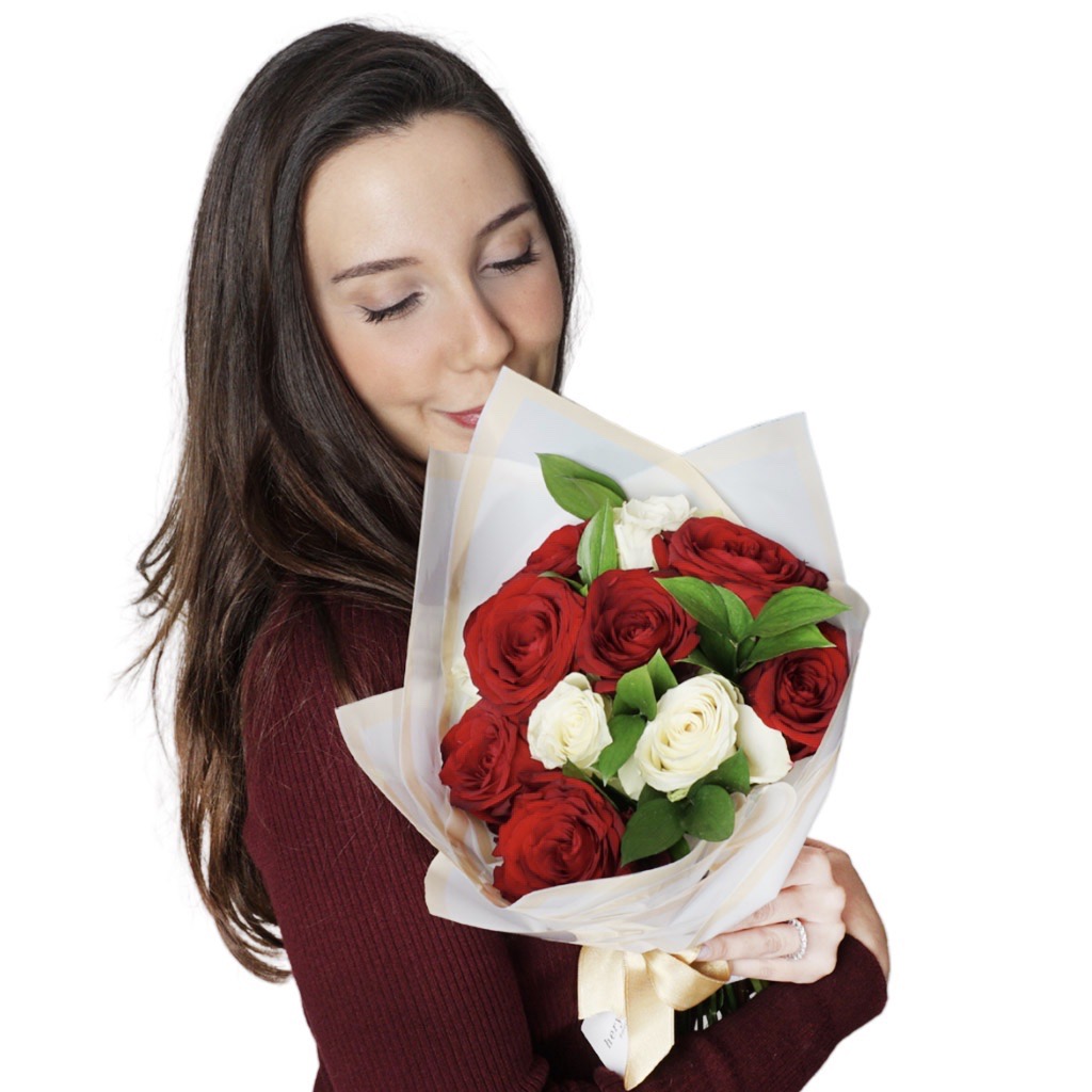 kızın elinde kırmızı beyaz güller buketi